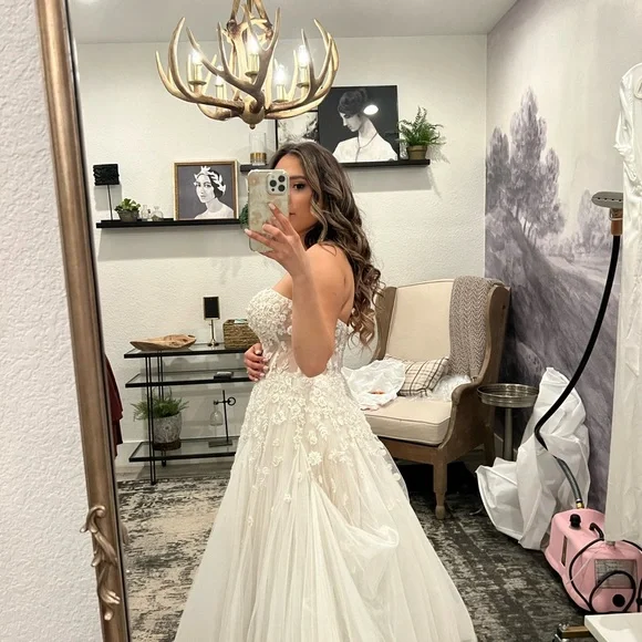 Wedding dress size 6 for sale! Asking $1,100 OBO